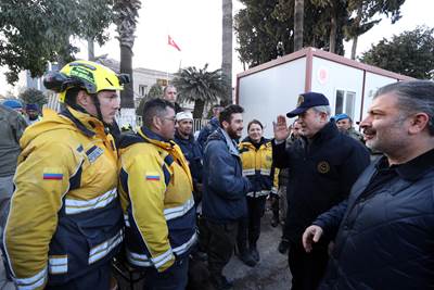 Millî Savunma Bakanı Hulusi Akar  ve Sağlık Bakanı Fahrettin Koca Antakya ve Altınözü’ndeki Çalışmaları İnceledi, Vatandaşlarla Bir Araya Geldi